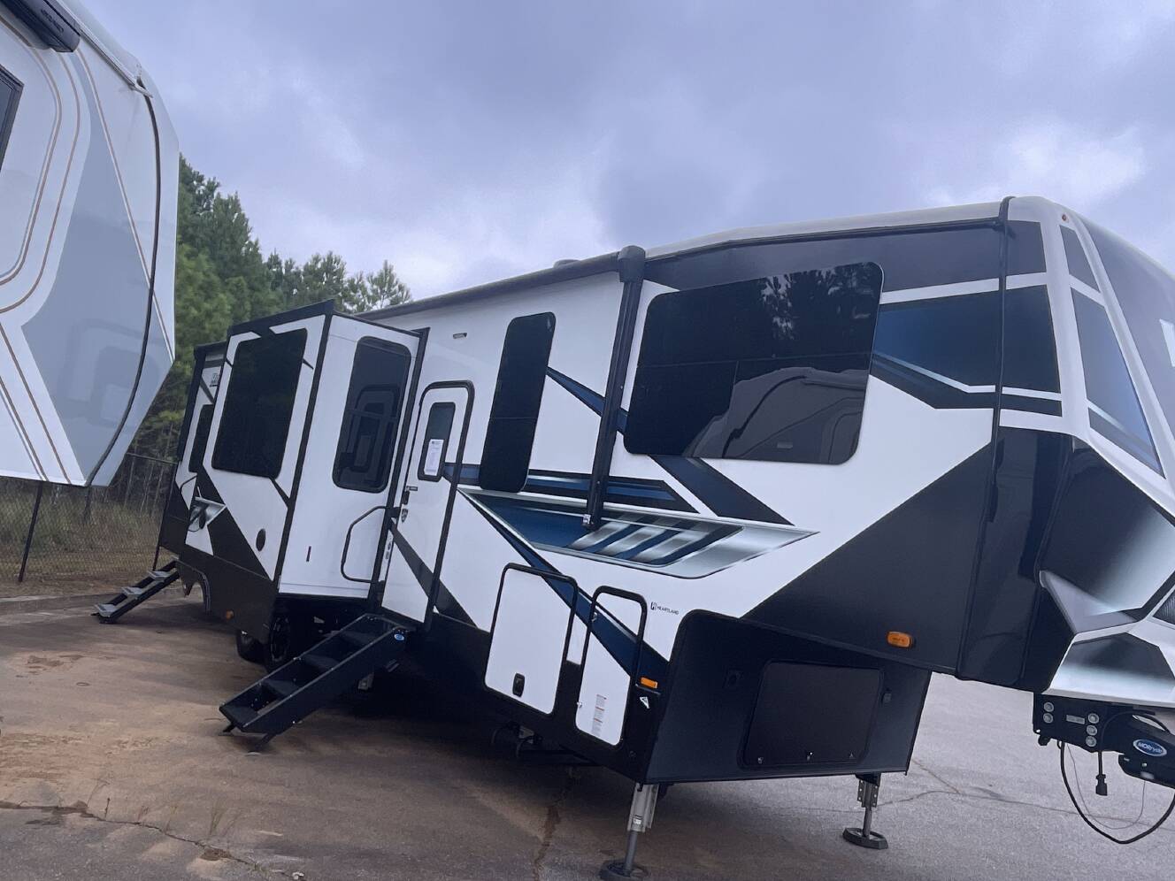 A photo of this 2022 Heartland ROAD WARRIOR 375RW