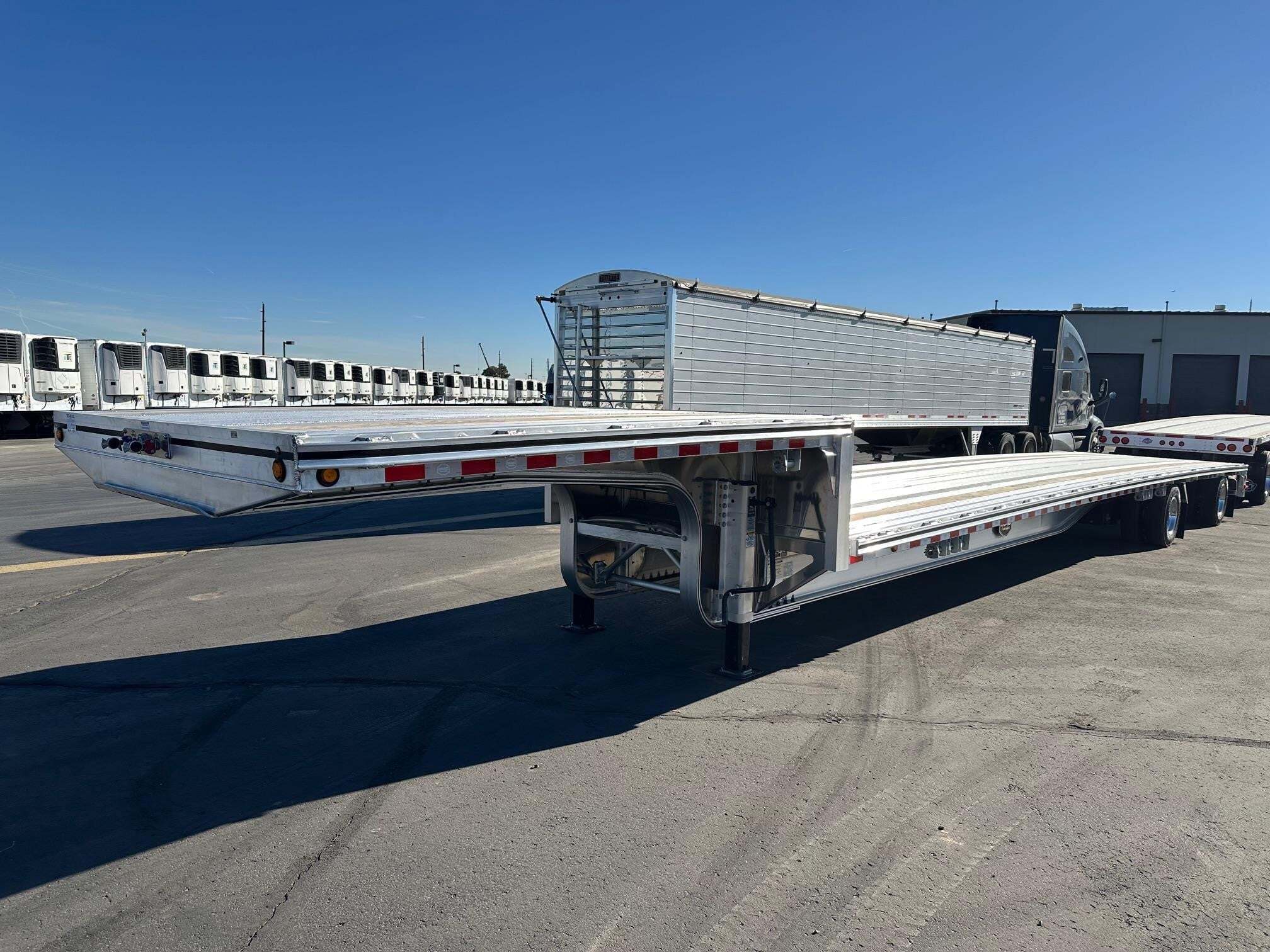 2026 MAC TRAILER MFG 53' ALL ALUMINUM DROP DECK, 17.5 TIRES, REAR SLIDE in Henderson, CO