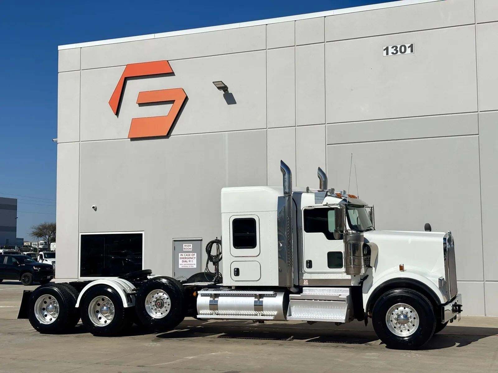 2022 KENWORTH W900 in Hutchins, TX