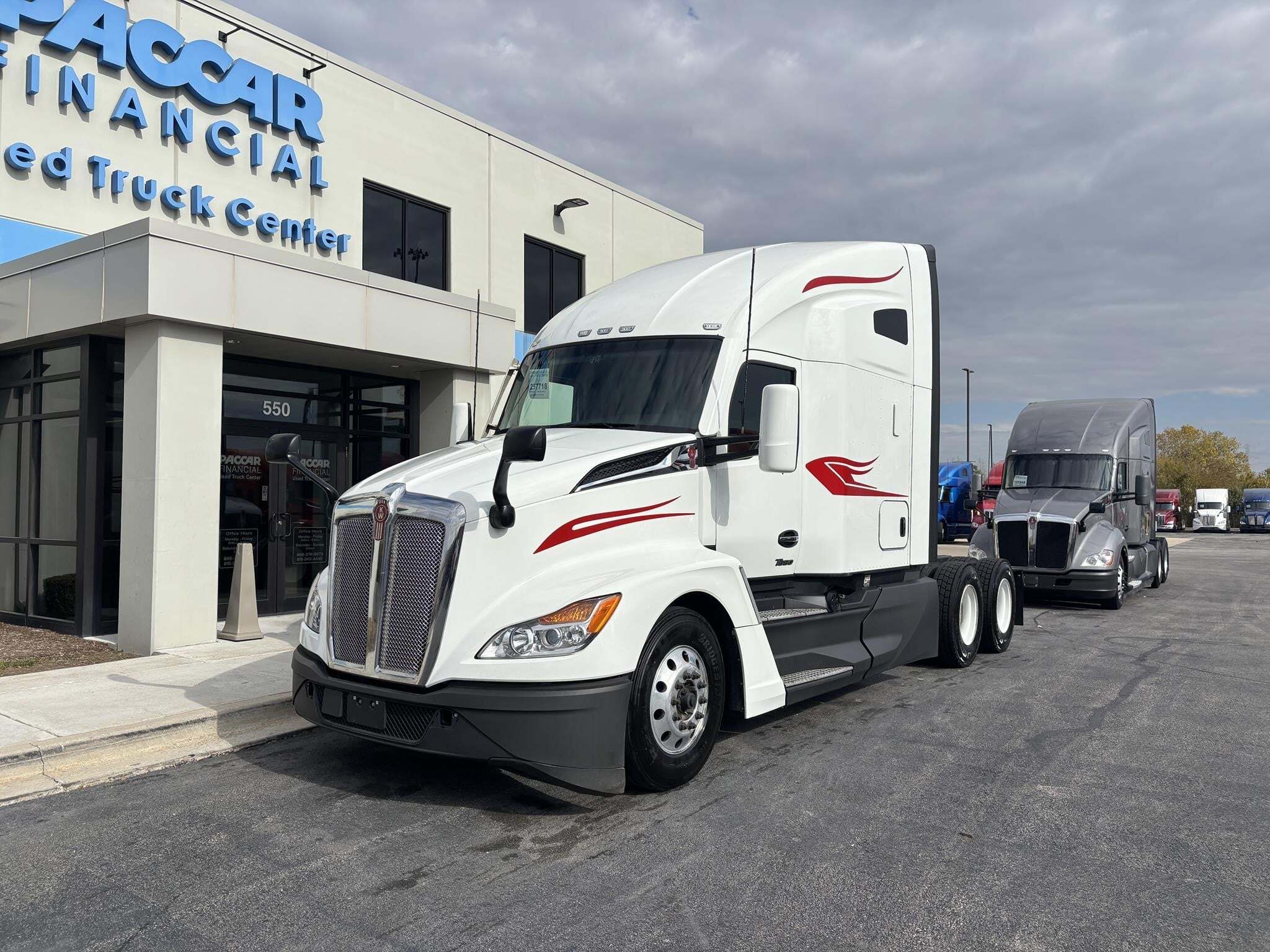 2023 KENWORTH T680 in Minooka, IL
