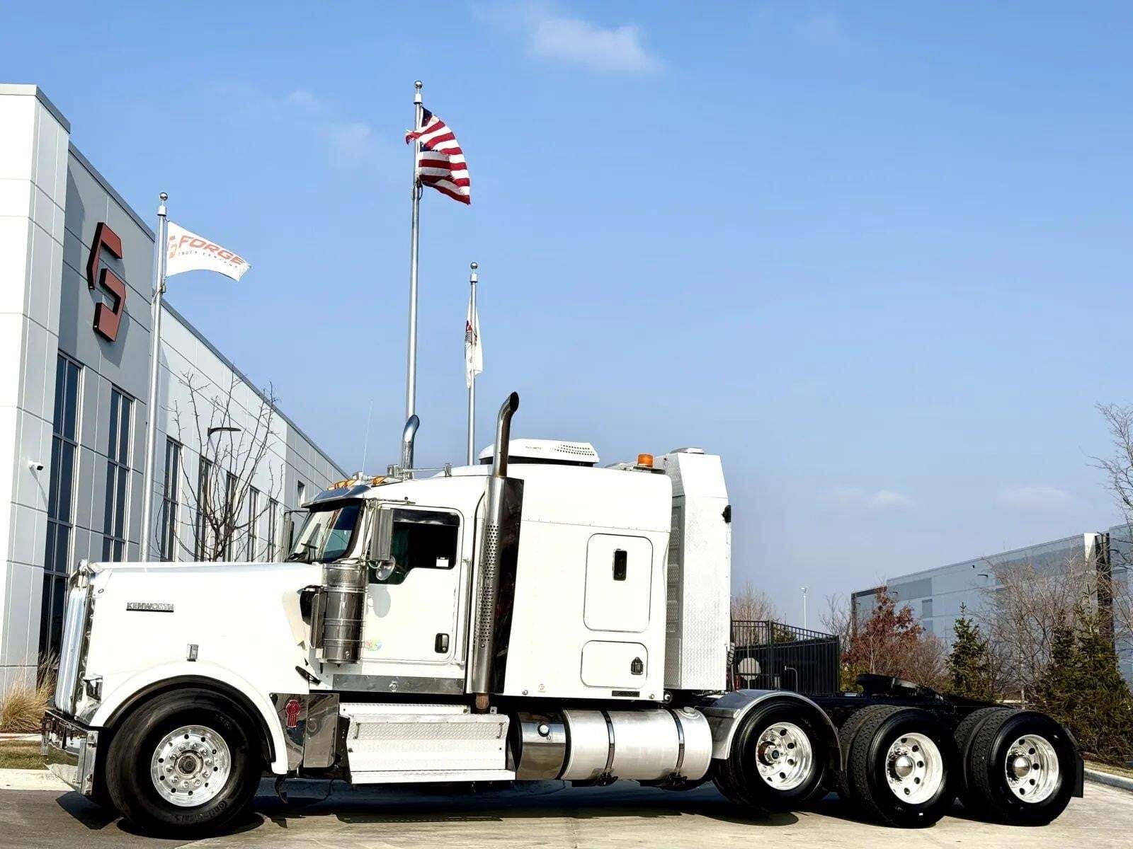 2011 KENWORTH W900 in New Lenox, IL