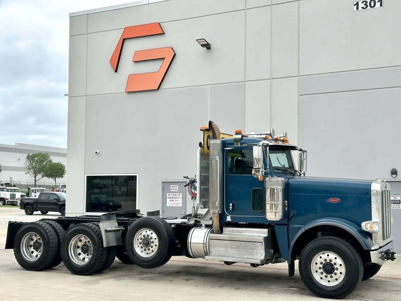 2022 PETERBILT 389 in Hutchins, TX