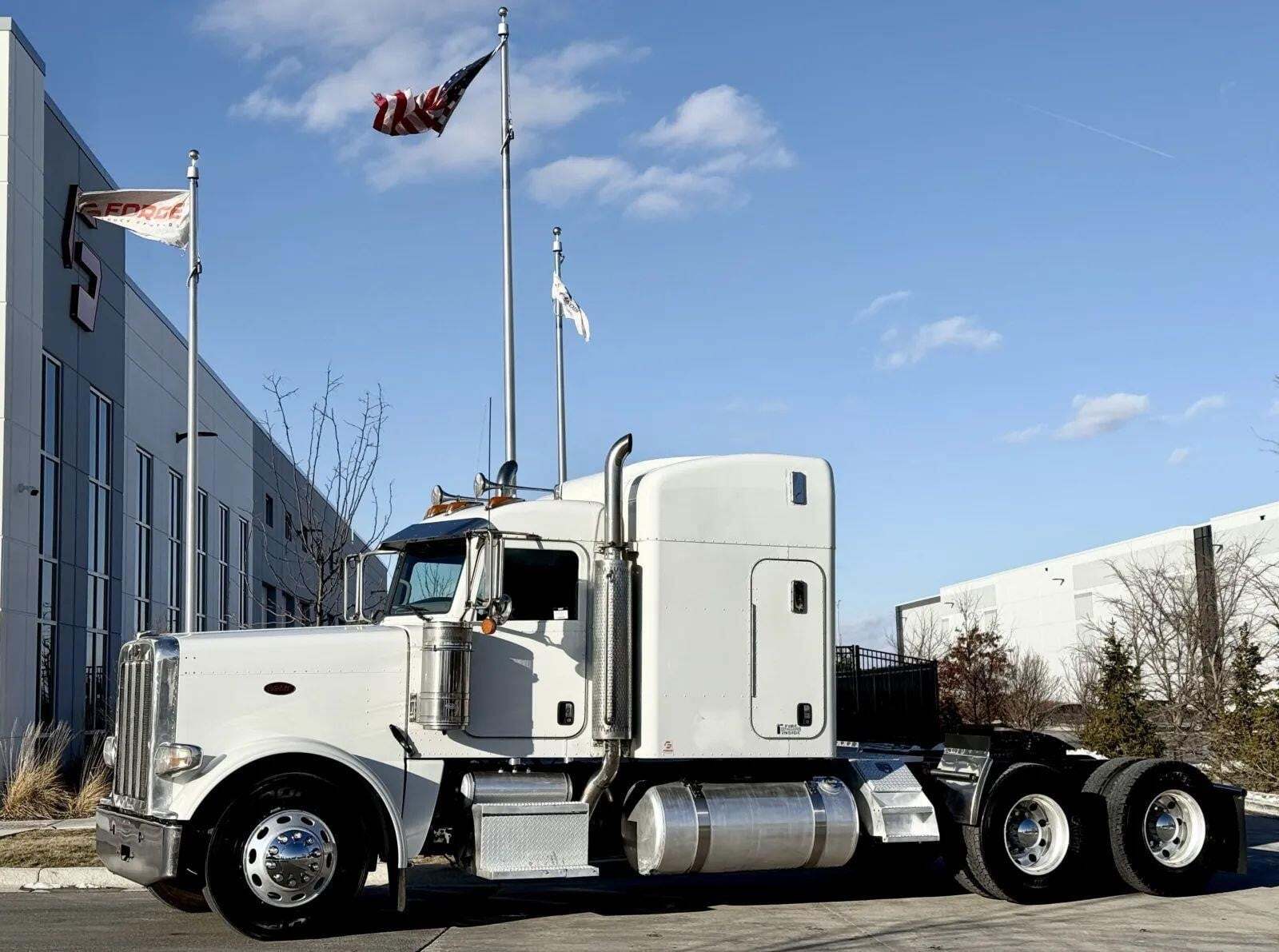 2014 PETERBILT 388 in New Lenox, IL