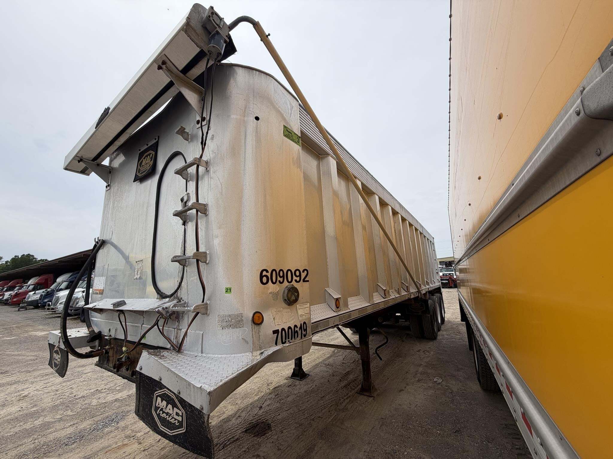 2009 MAC TRAILER MFG 35 FT END DUMP in Covington, TN