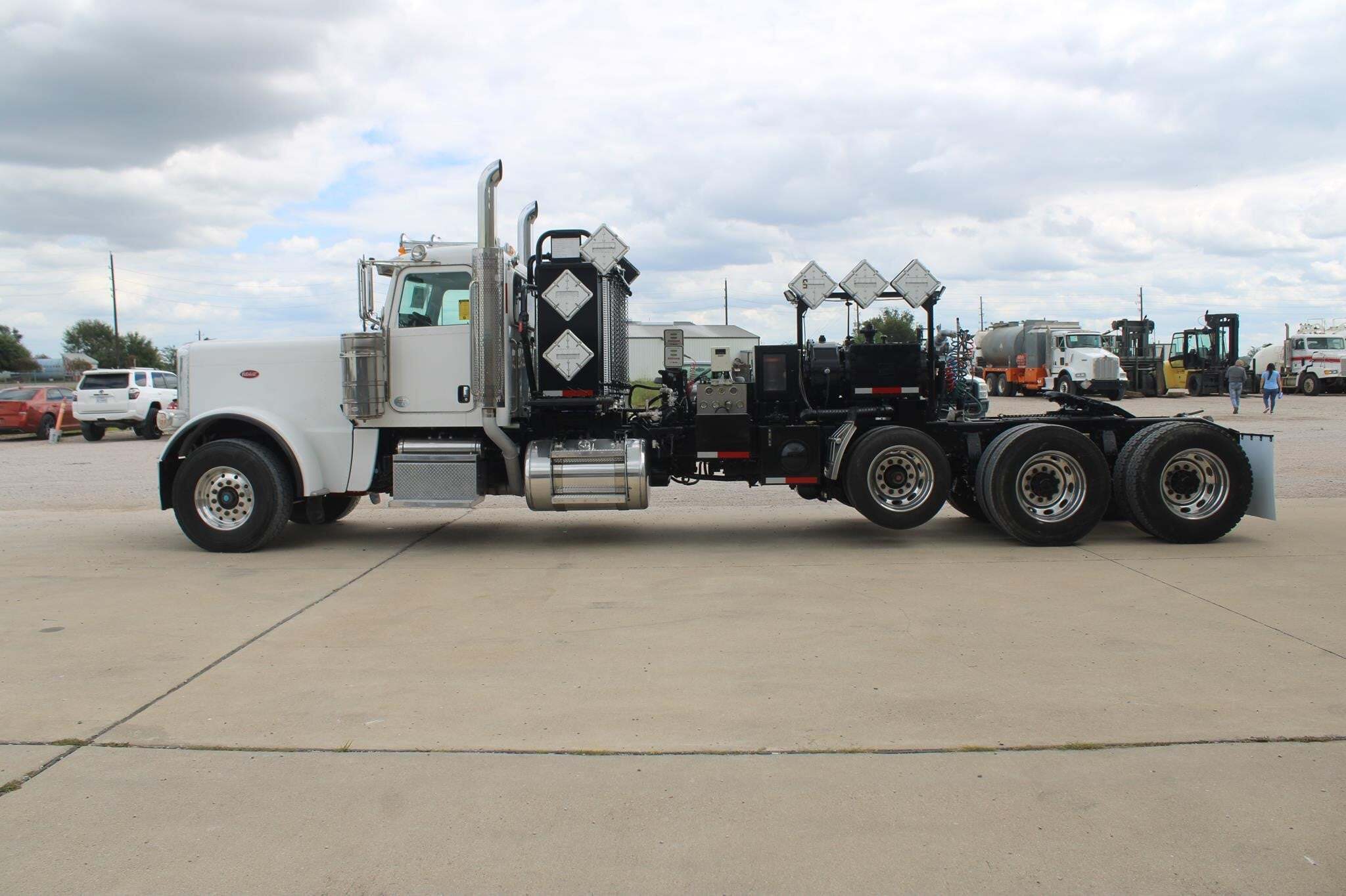 2012 PETERBILT 389 in Brookshire, TX