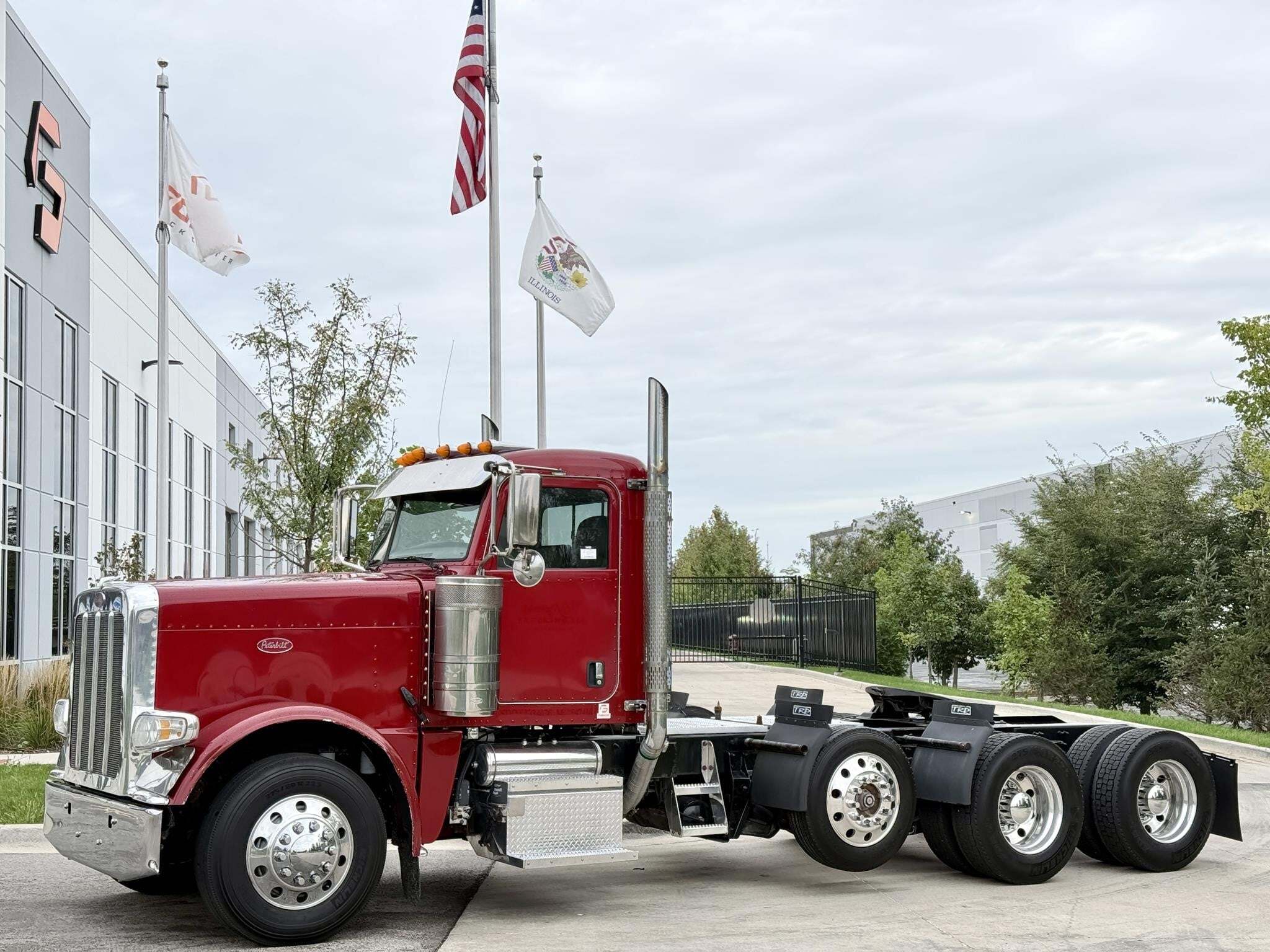 2017 PETERBILT 389 in New Lenox, IL