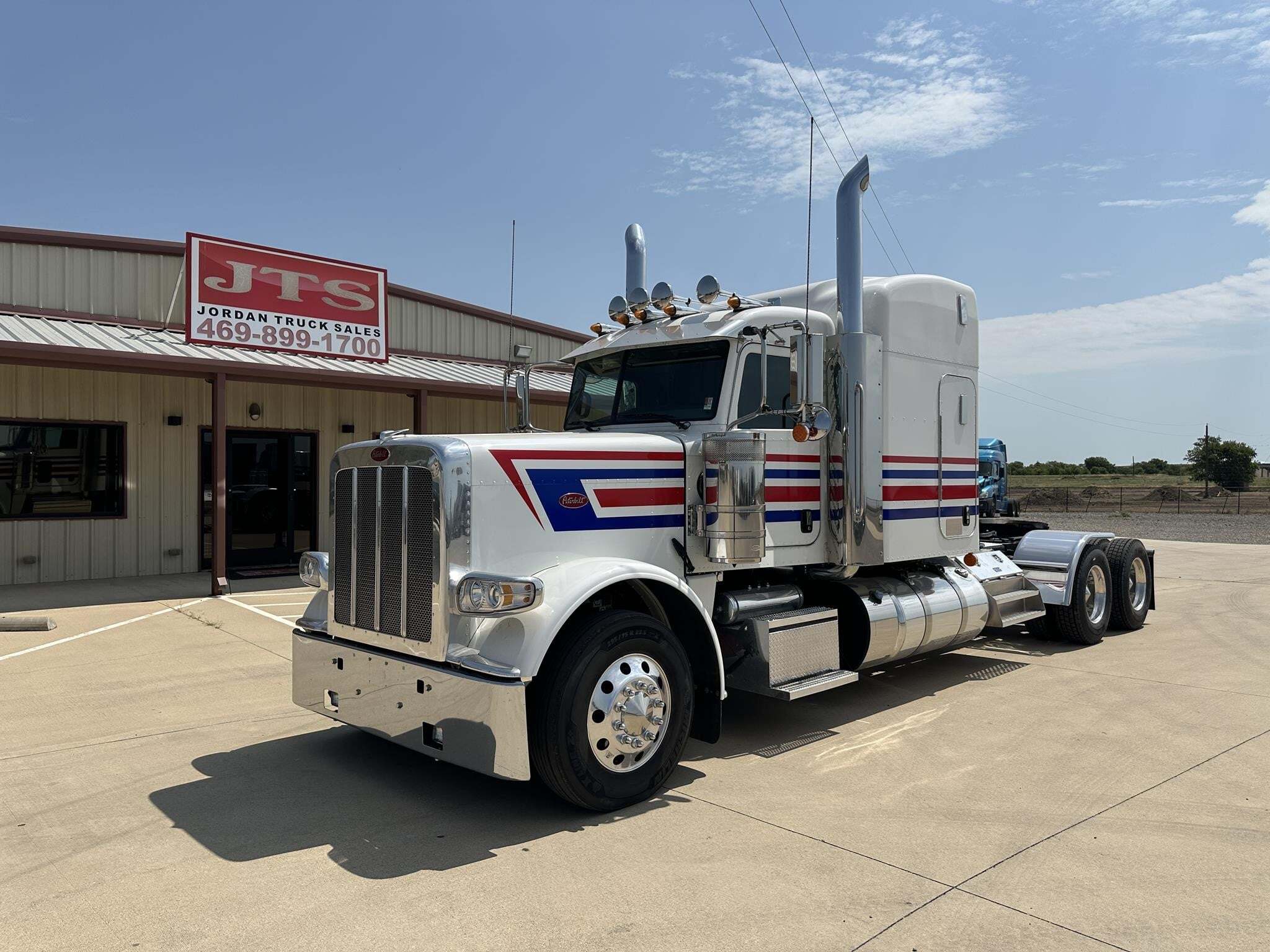 2024 PETERBILT 389 in Rhome, TX