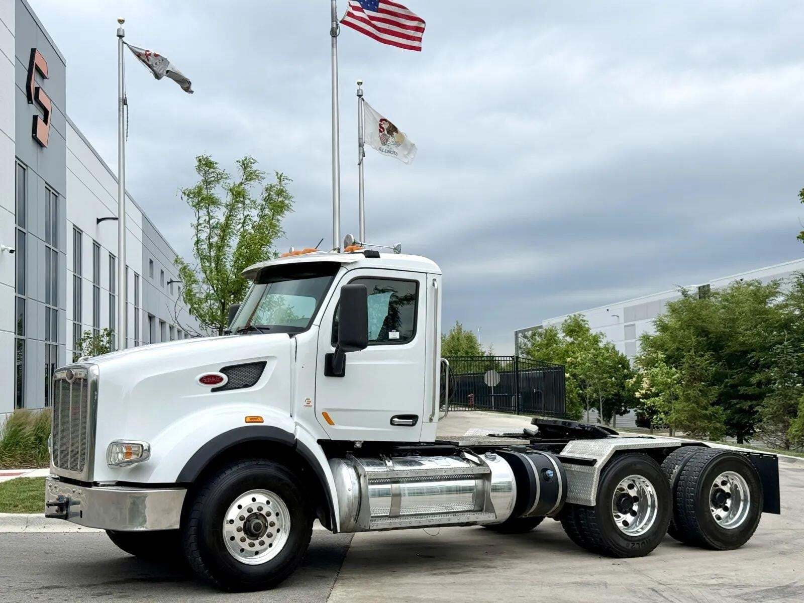 2017 PETERBILT 567 in New Lenox, IL