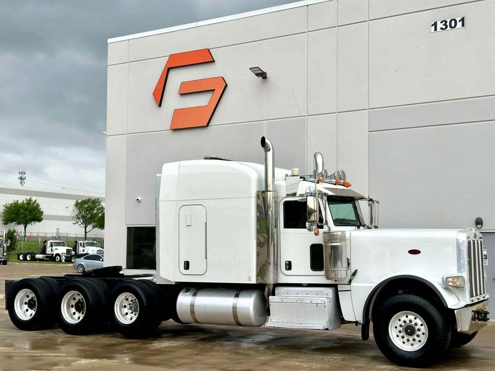 2016 PETERBILT 389 in Hutchins, TX
