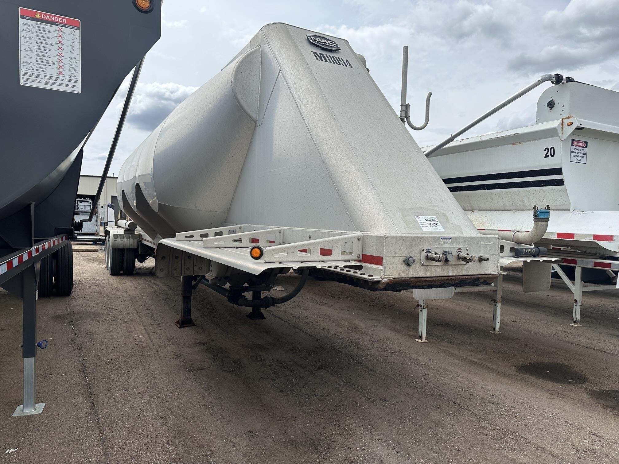 2019 MAC TRAILER MFG 1050 CU FT PNEUMATIC, 3 HOPPERS, AIR RIDE REAR DIS in Henderson, CO