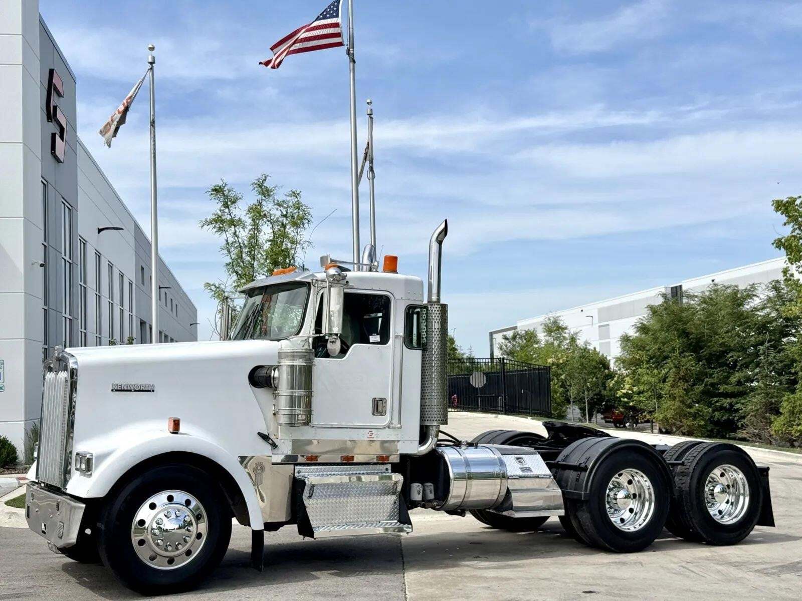 2000 KENWORTH W900 in New Lenox, IL