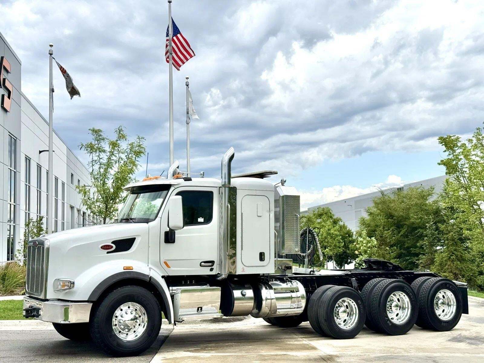 2015 PETERBILT 567 in New Lenox, IL