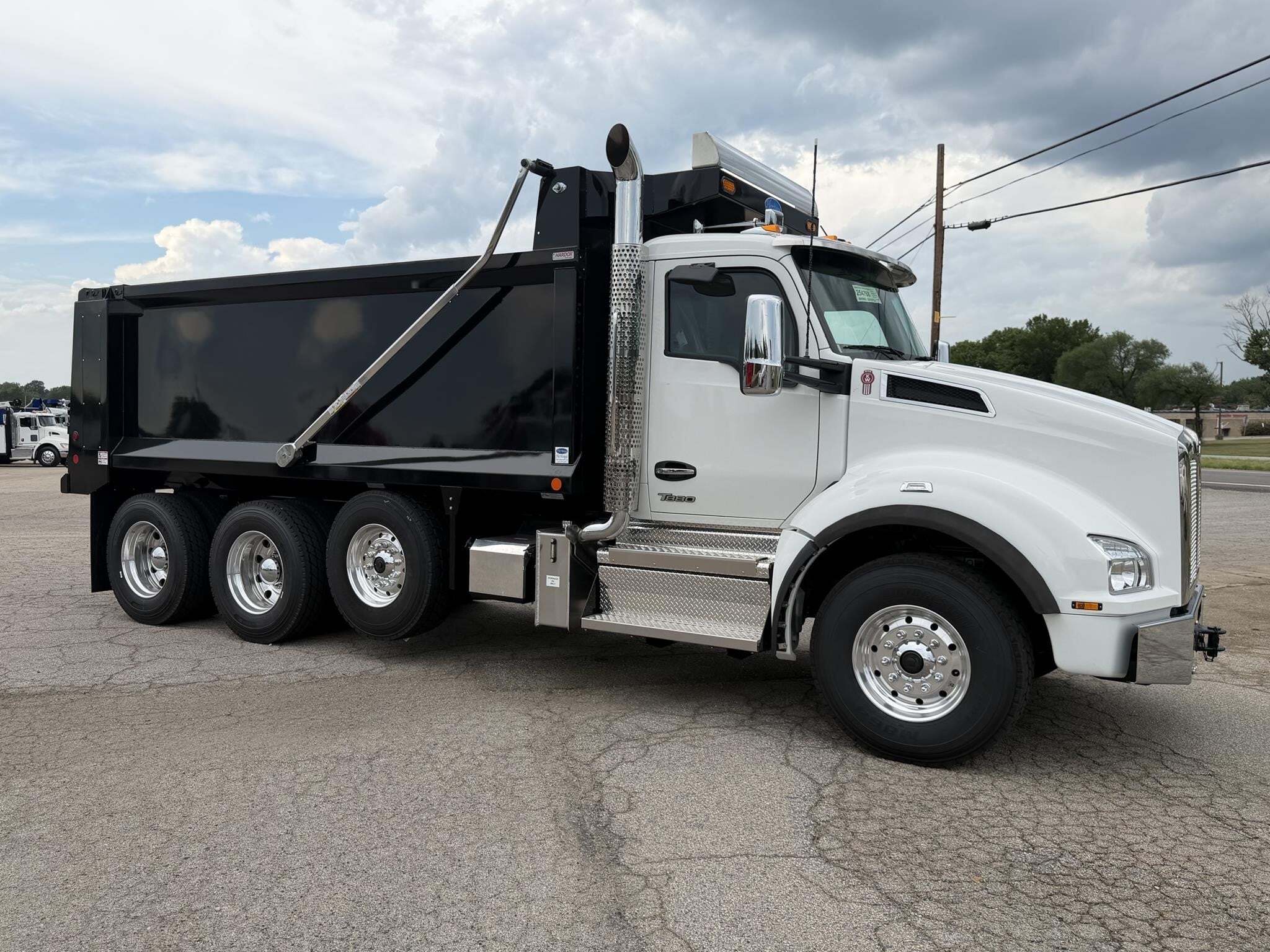 2027 KENWORTH T880 in Chatham, VA