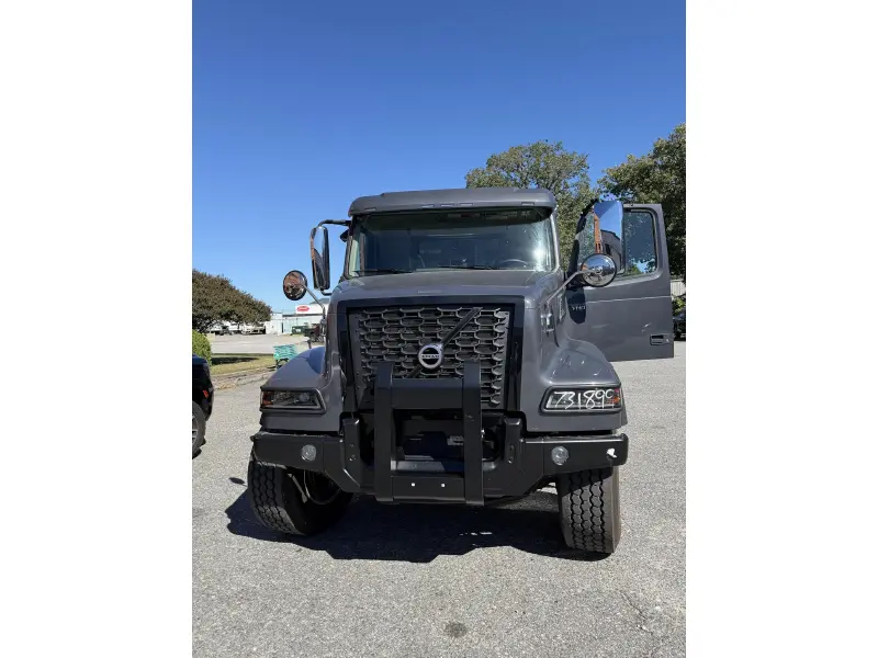 2027 VOLVO VHD104F300