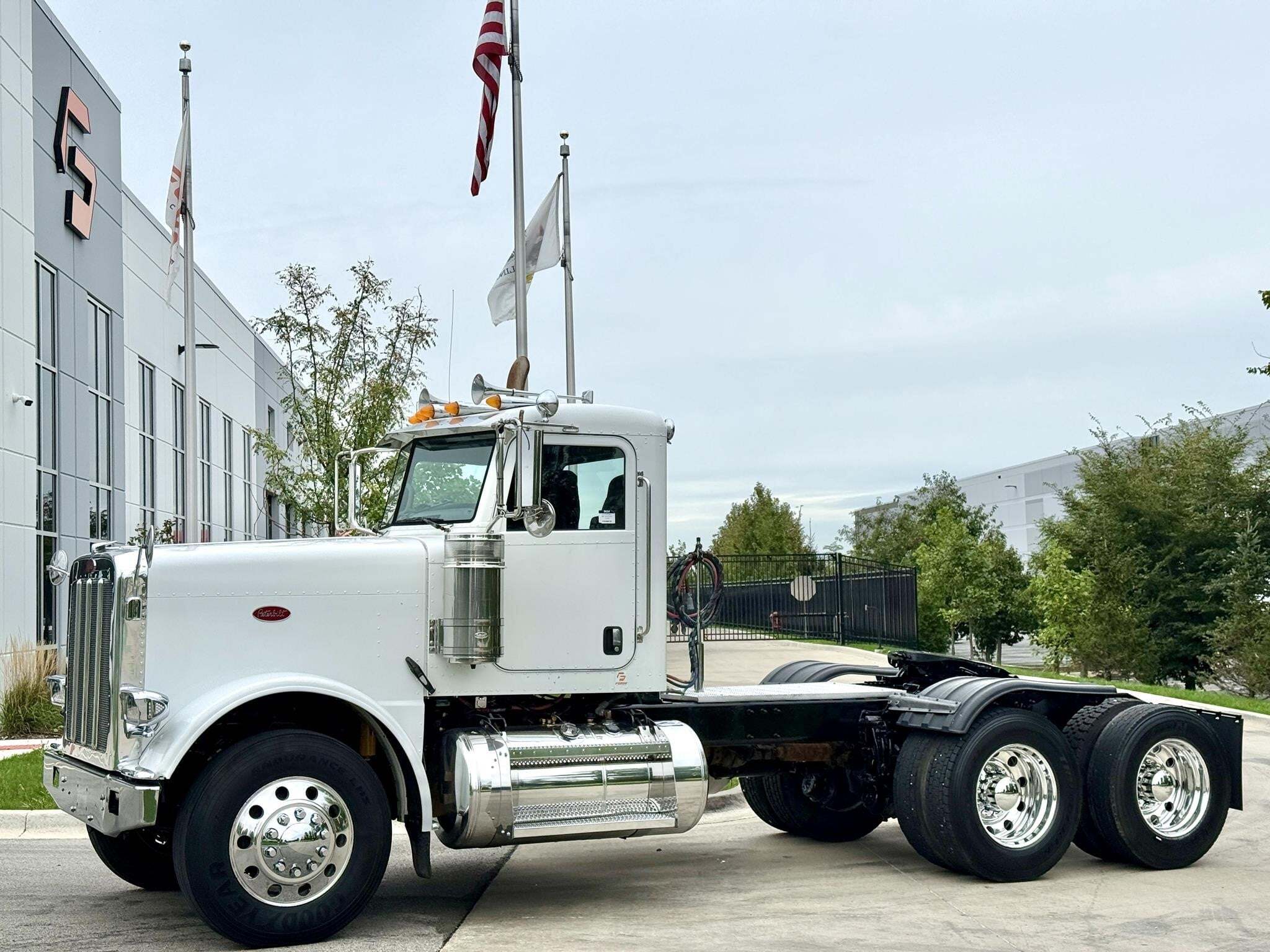 2011 PETERBILT 388 in New Lenox, IL