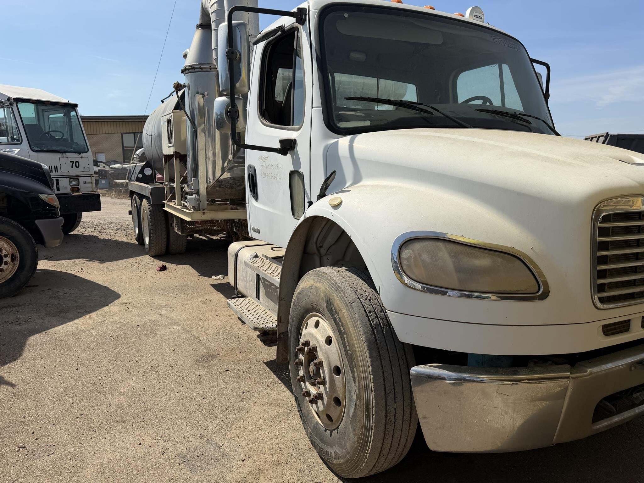 2011 FREIGHTLINER BUSINESS CLASS M2 106 in Covington, TN