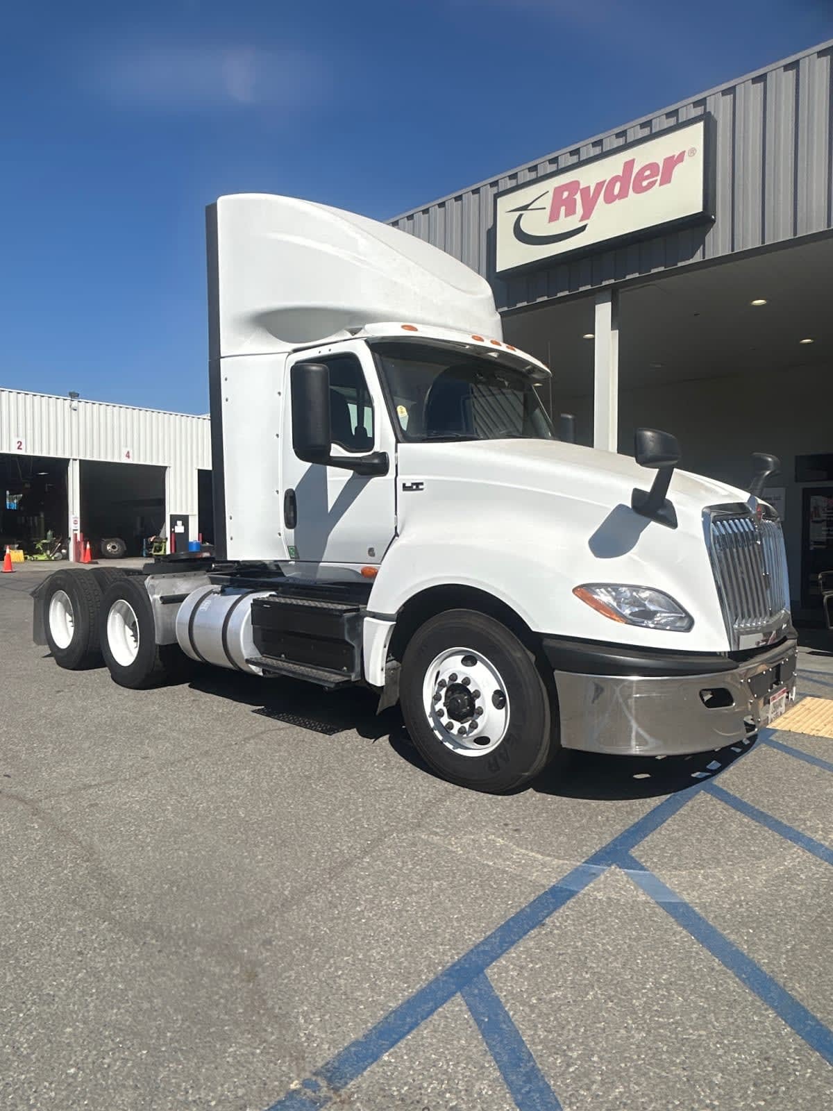 2020 INTERNATIONAL LT625 DAYCAB T/A in Pomona, CA