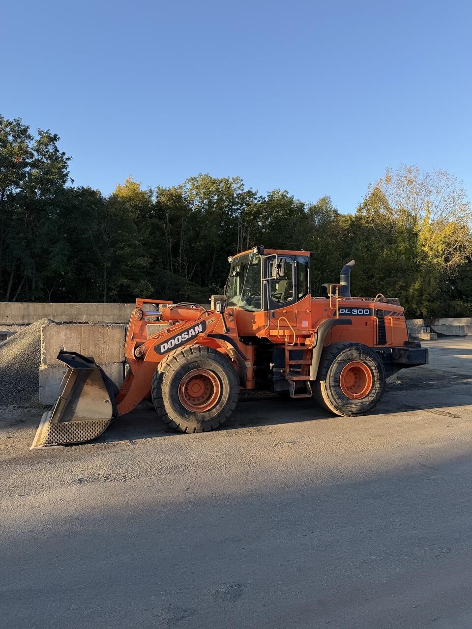 2011 DOOSAN DL300 in North Haven, CT