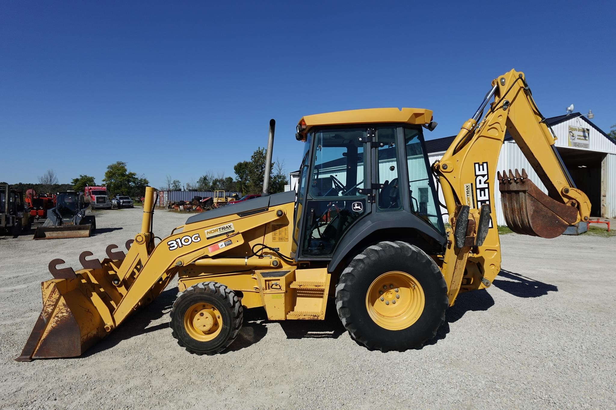 2005 DEERE 310G in Versailles, OH