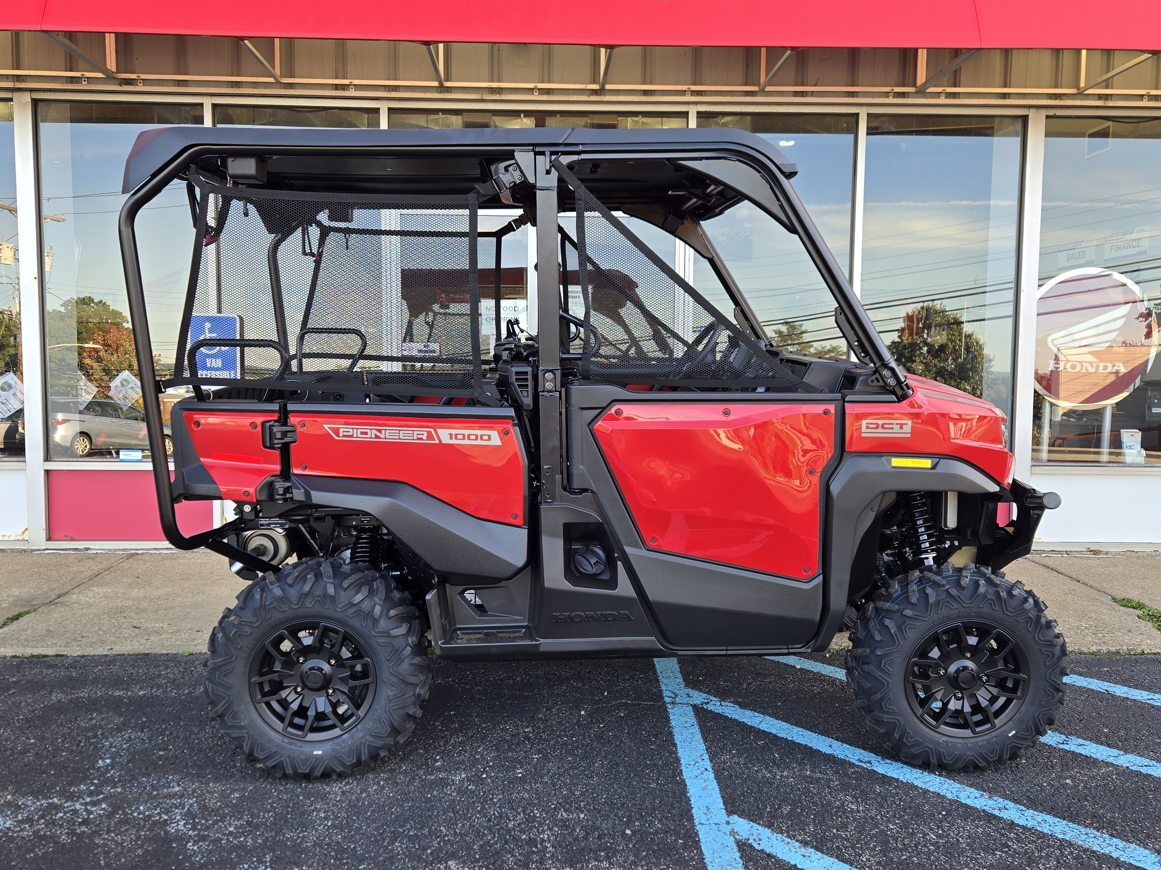 2026 Honda Pioneer 1000-5 Deluxe in moon township PA
