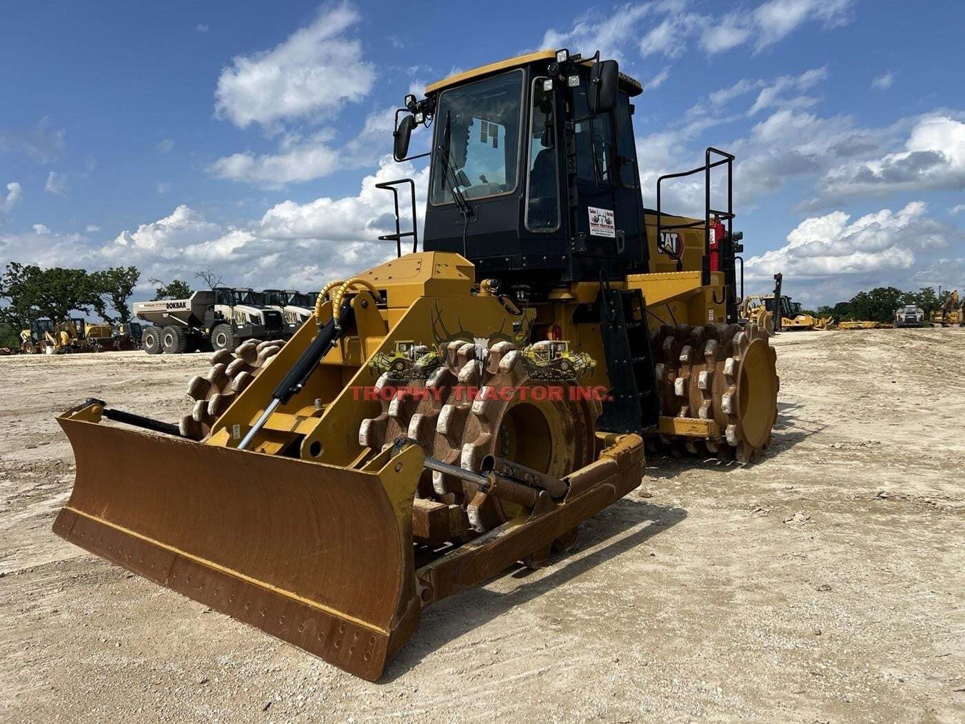 2022 CATERPILLAR 815 in Burleson, TX