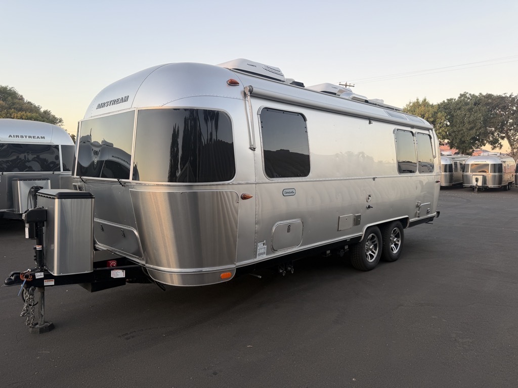 2022 Airstream GLOBETROTTER 25FB TWIN in winters CA