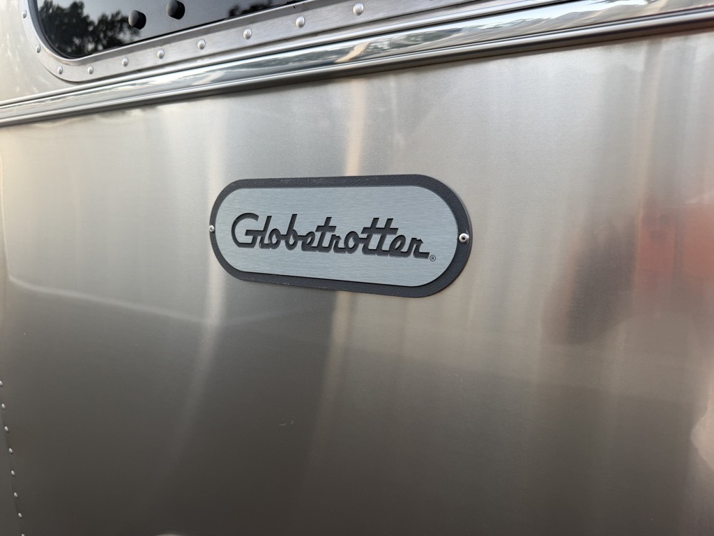 2022 Airstream GLOBETROTTER 25FB TWIN in winters CA