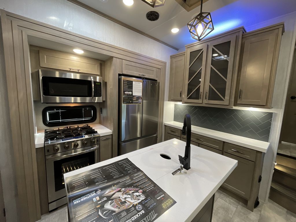 2023 Grand Design MOMENTUM M-CLASS 381MS in belton TX