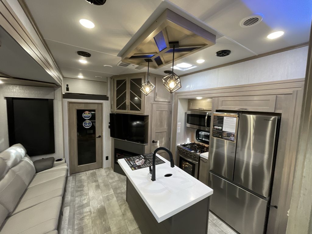 2023 Grand Design MOMENTUM M-CLASS 381MS in belton TX