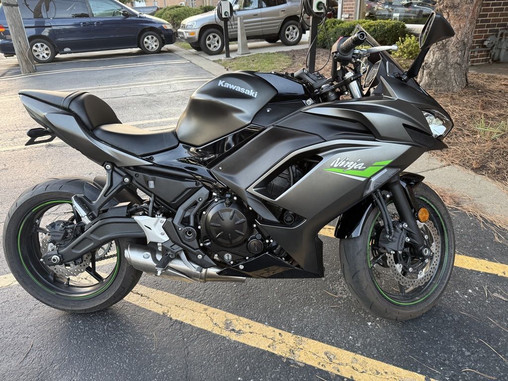 2024 Kawasaki Ninja® 650 Metallic Matte Graphenesteel Gray/Ebony KRT EDITION in Carol Stream, IL