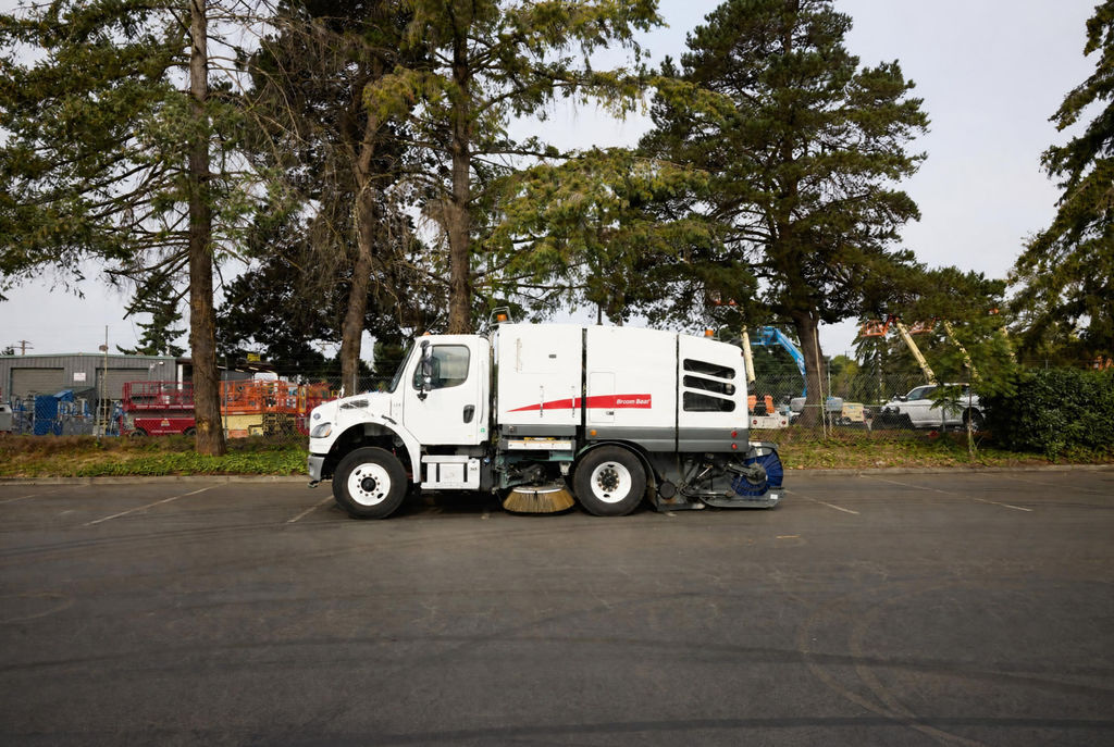 2020 Elgin Broom Bear Mechanical Broom Street Sweeper in Ravensdale, WA
