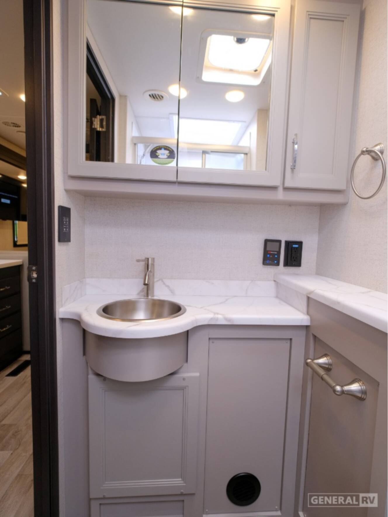 A photo of this 2026 Thor Motor Coach PALAZZO GT 33.6