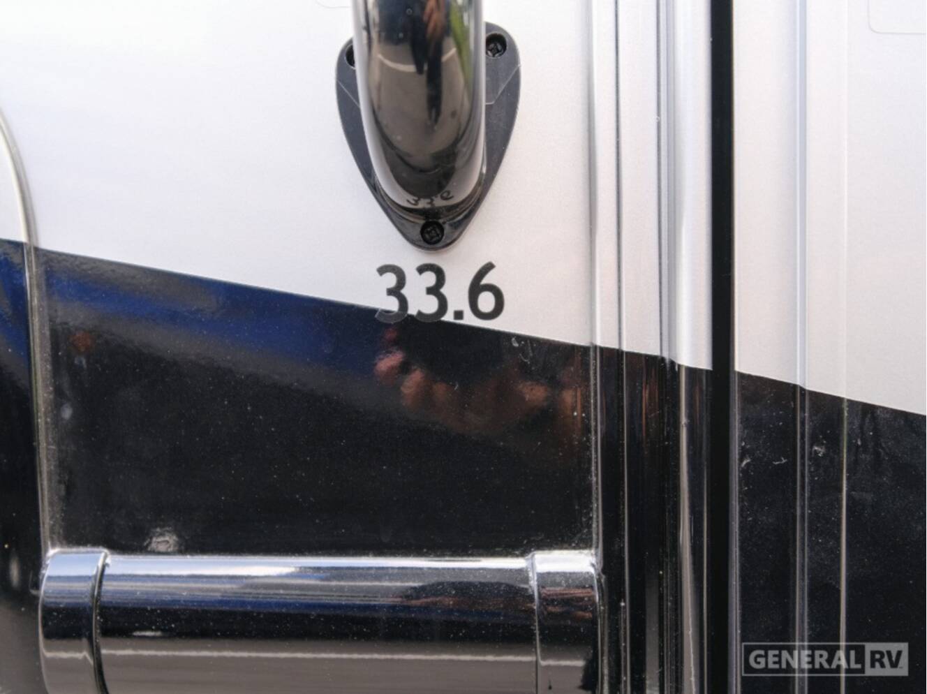 A photo of this 2026 Thor Motor Coach PALAZZO GT 33.6