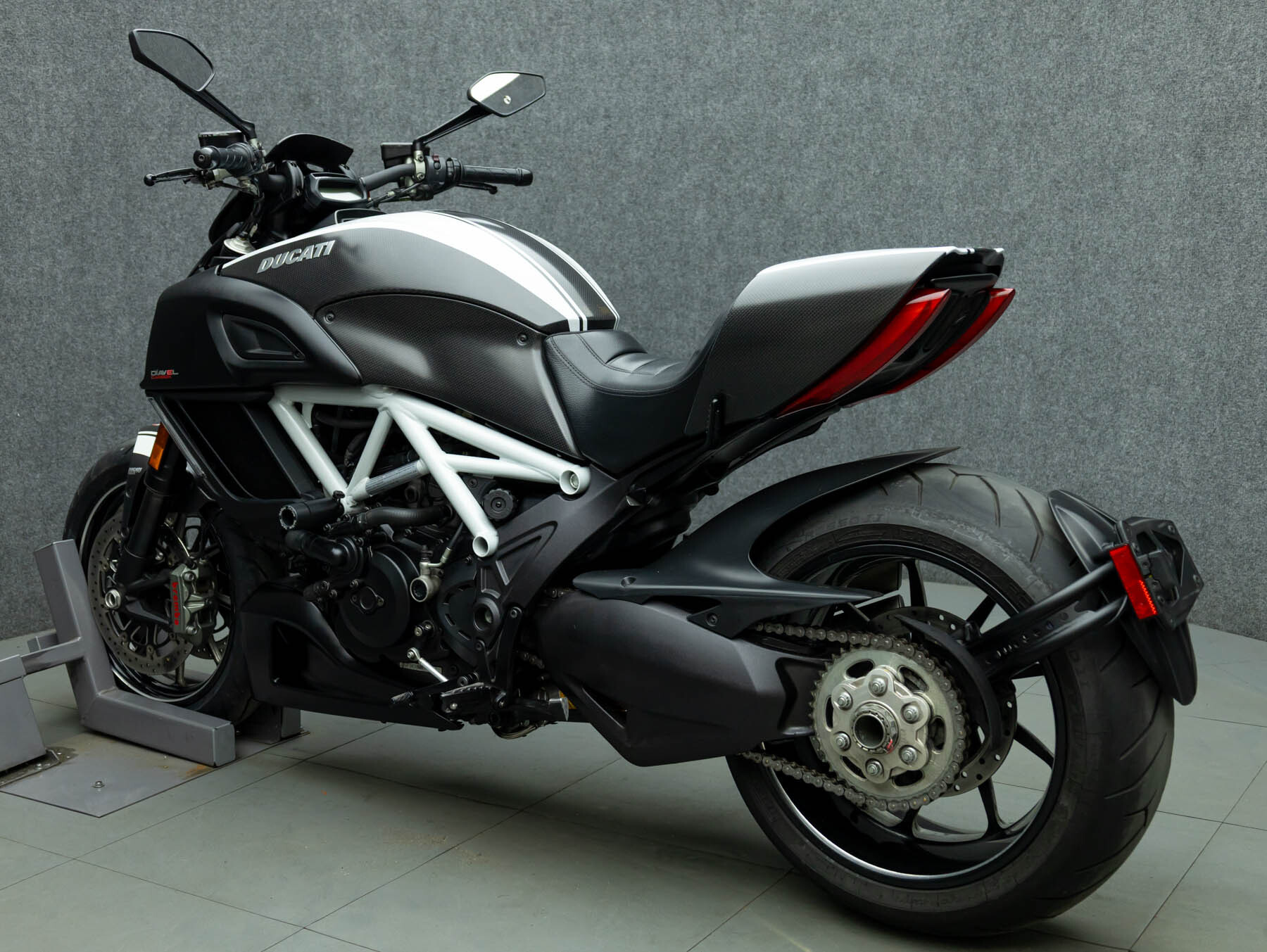 2015 Ducati DIAVEL CARBON W/ABS in pembroke NH