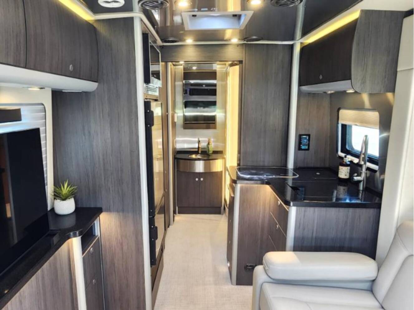 A photo of this 2021 Airstream Atlas MURPHY SUITE