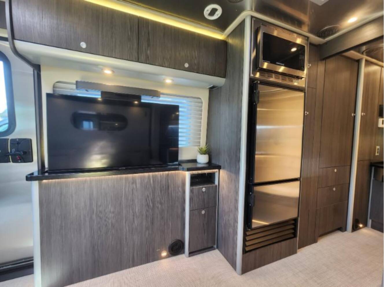 A photo of this 2021 Airstream Atlas MURPHY SUITE