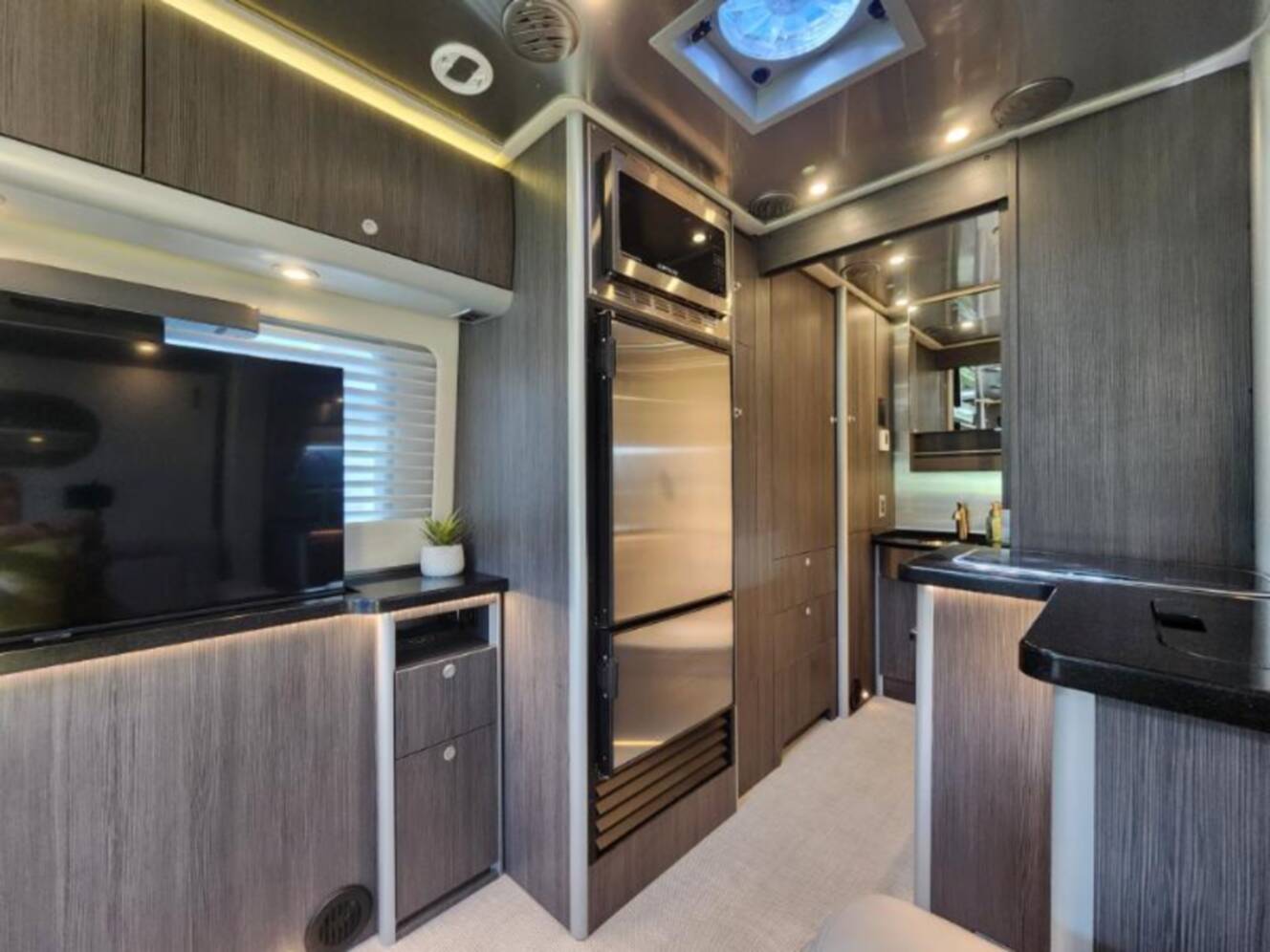A photo of this 2021 Airstream Atlas MURPHY SUITE