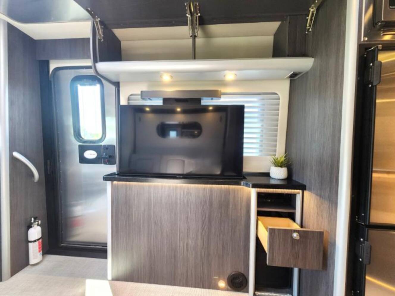 A photo of this 2021 Airstream Atlas MURPHY SUITE
