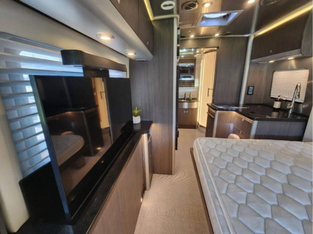 A photo of this 2021 Airstream Atlas MURPHY SUITE