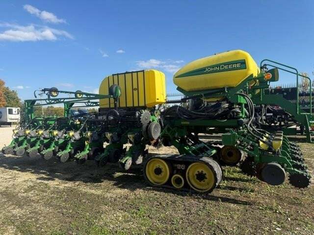 2010 JOHN DEERE DB60 in Charles City, IA