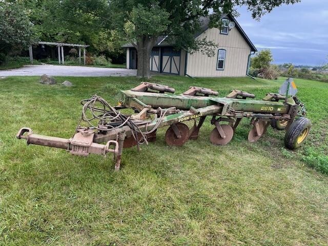 1990 JOHN DEERE 2810 in Sheboygan, WI