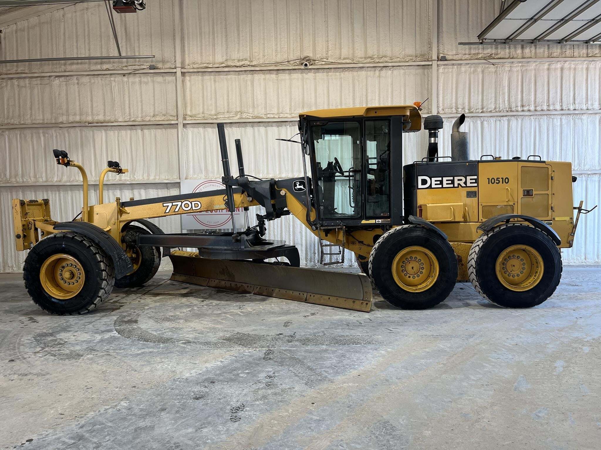 2005 DEERE 770D in Van Alstyne, TX