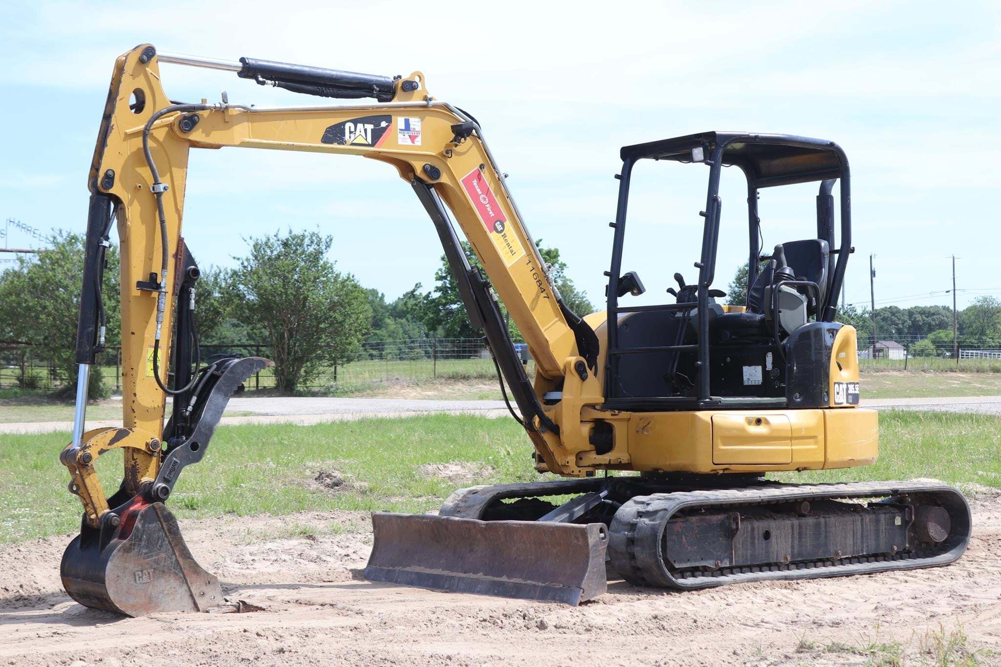 2019 CATERPILLAR 305.5E2 in Lindale, TX
