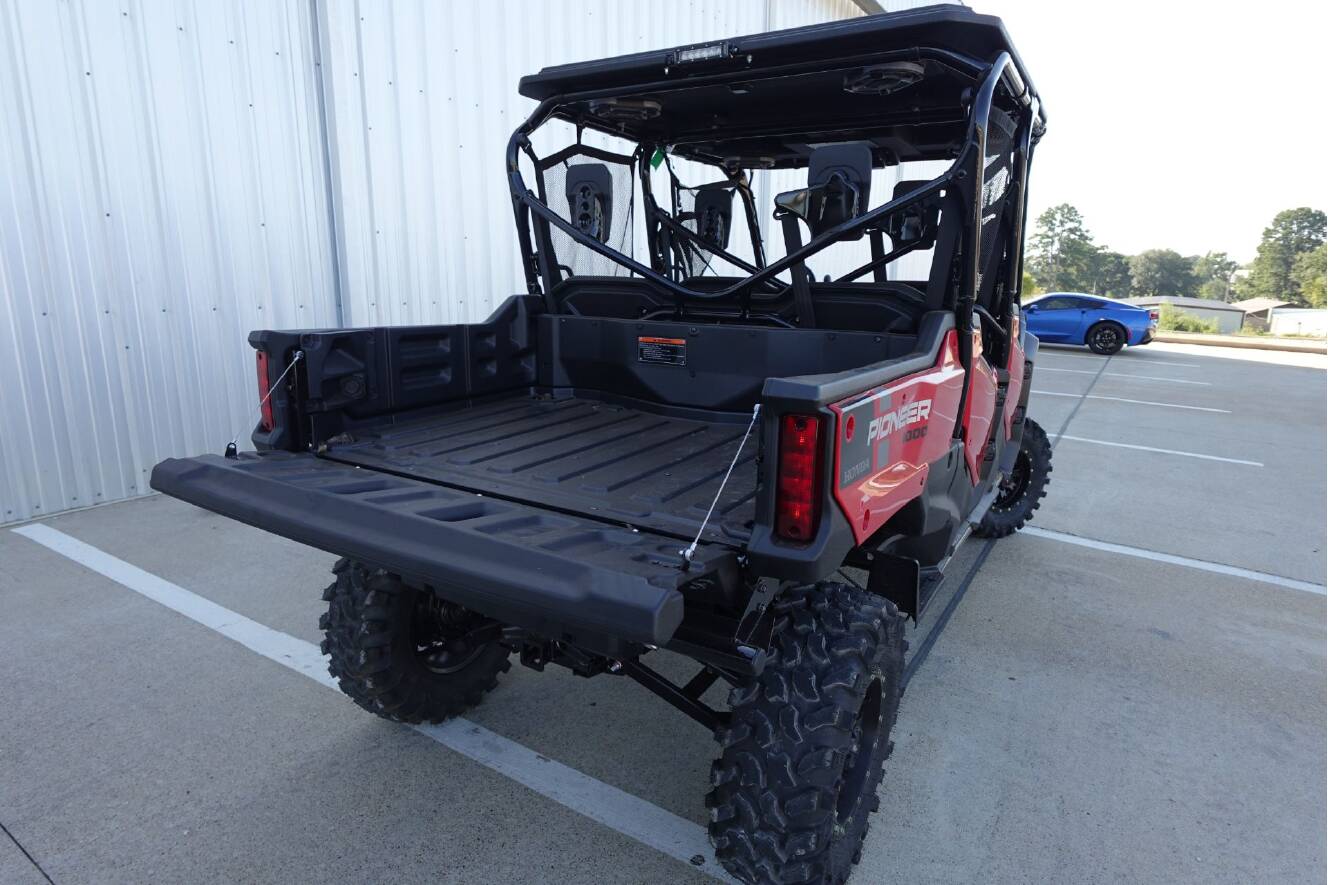 A photo of this 2025 Honda Pioneer 1000-6 Deluxe Crew