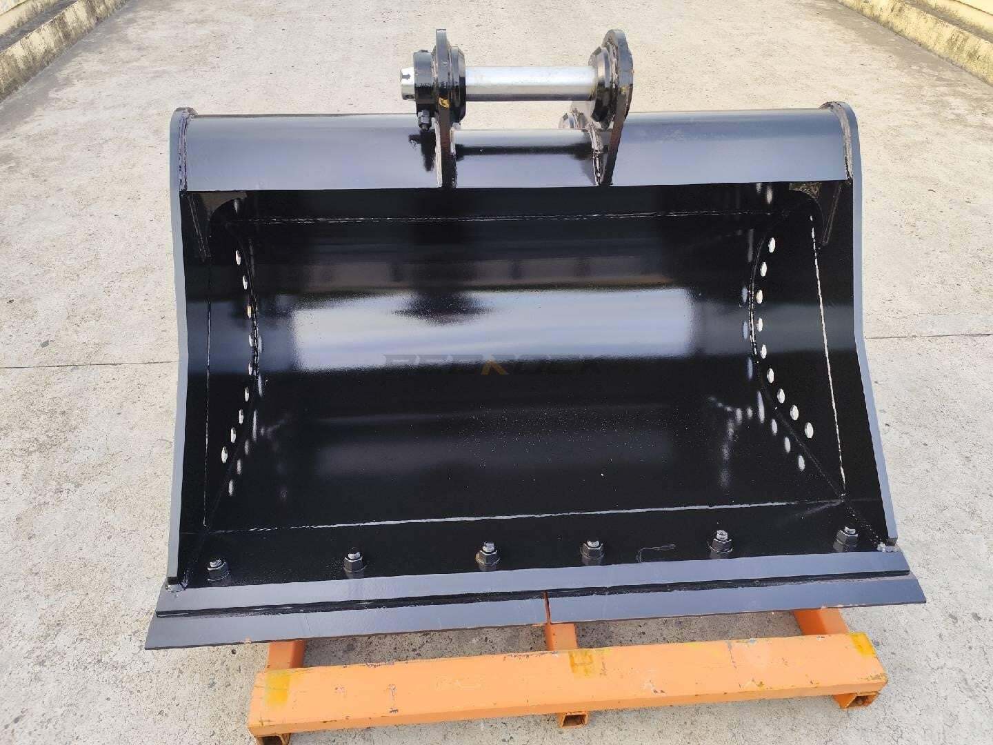 DEERE JOHN DEERE 110-135, 65MM PINS 60IN CLEANING BUCKET in Joliet, IL