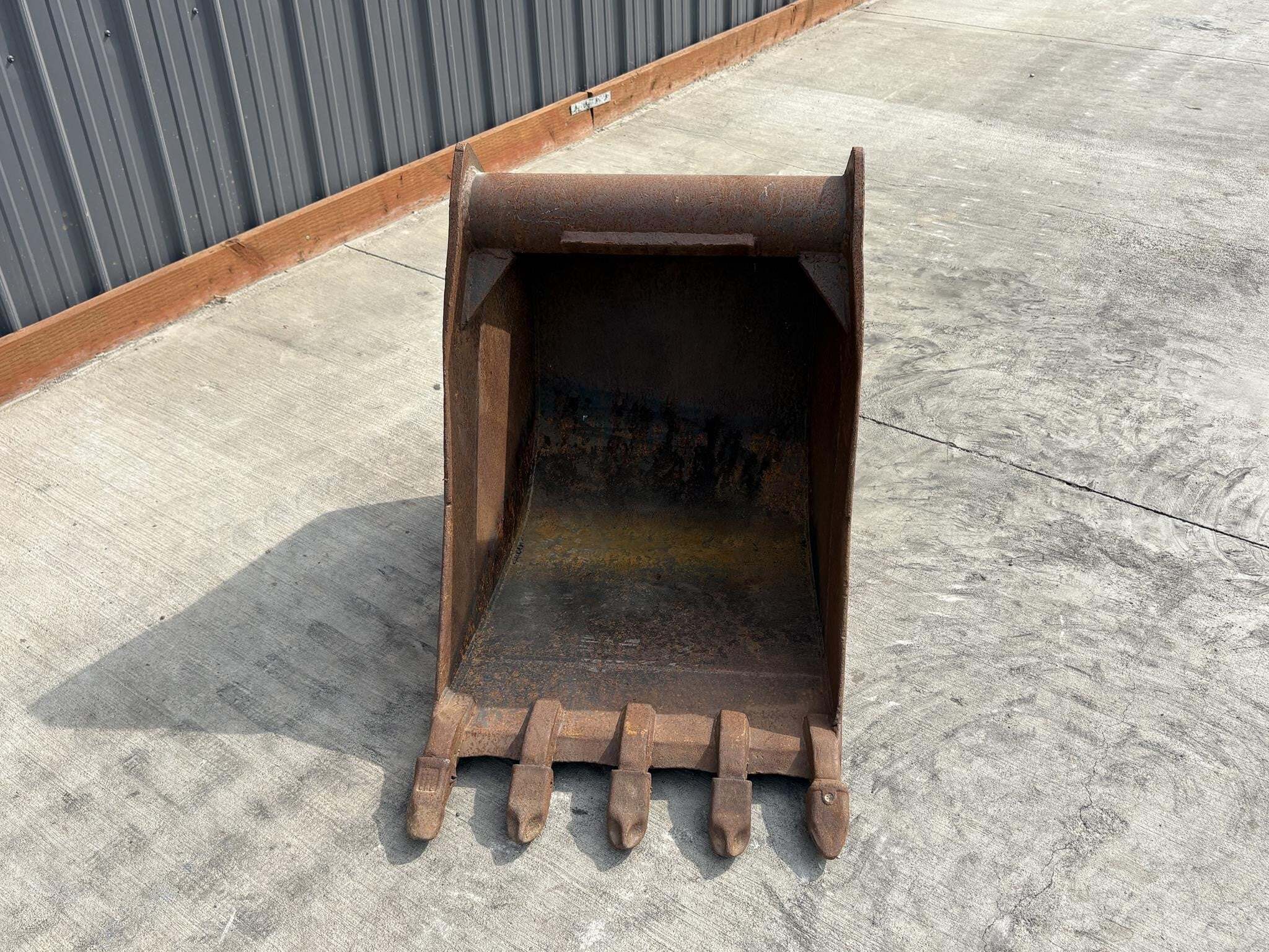 24" TOOTH BUCKET Attachment in Cle Elum, WA