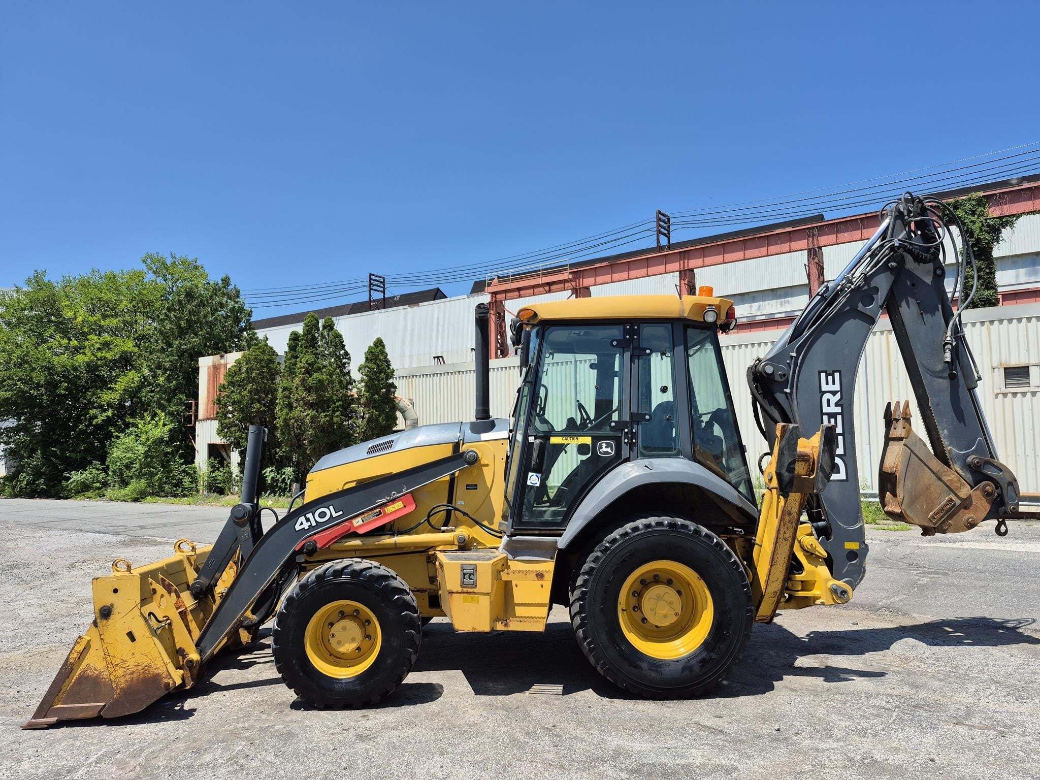 2017 DEERE 410L in Essington, PA