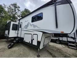 2023 FOREST RIVER east to west ahara 325RL