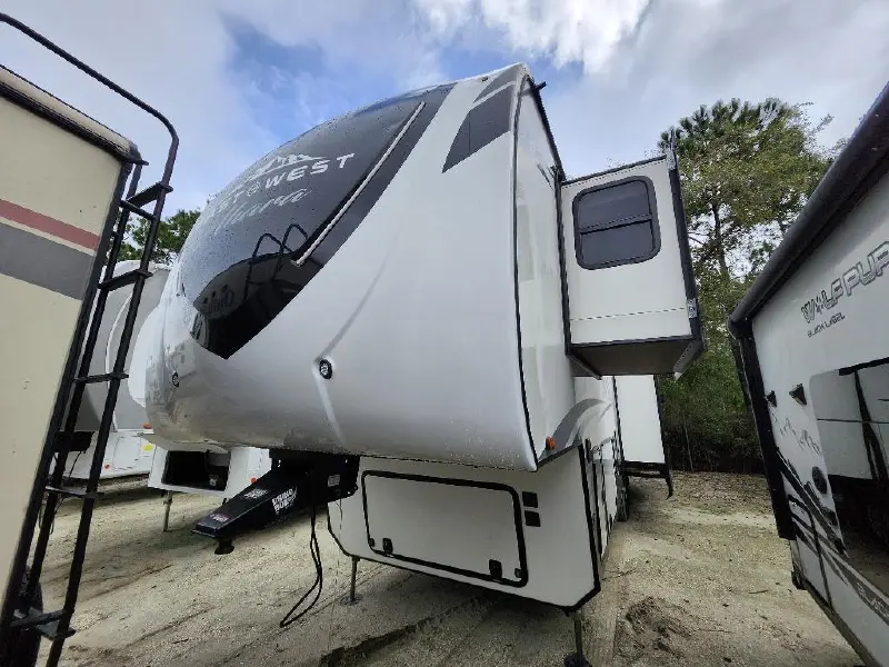 2023 FOREST RIVER east to west ahara 325RL