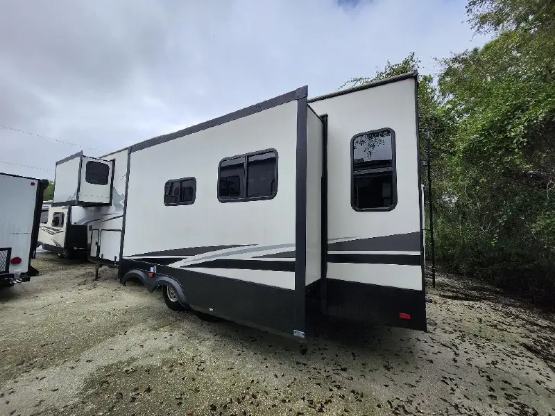 2023 FOREST RIVER east to west ahara 325RL